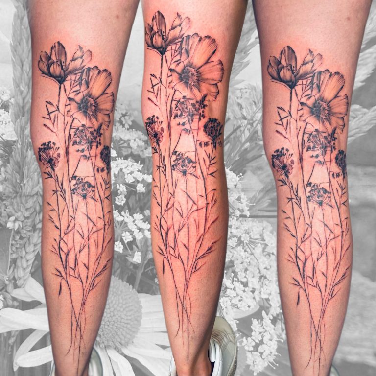 Drei Beine mit filigranen, schwarzen Blumen-Tattoos bis zum Oberschenkel.